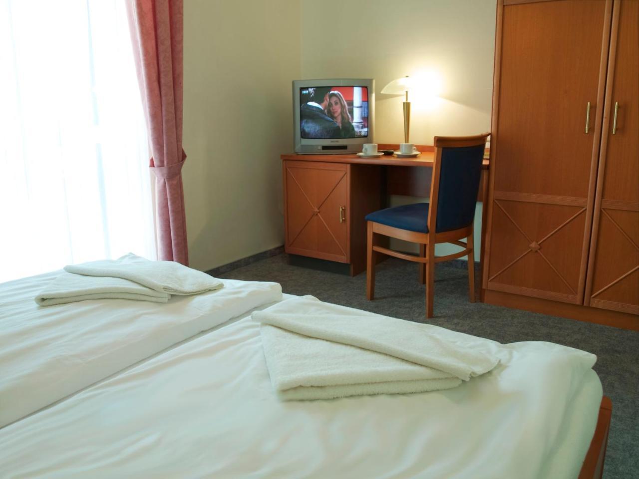 HOTEL DEL PORTO BALATONF LDV R 4 Magyarorsz g HUF 38167 rt l